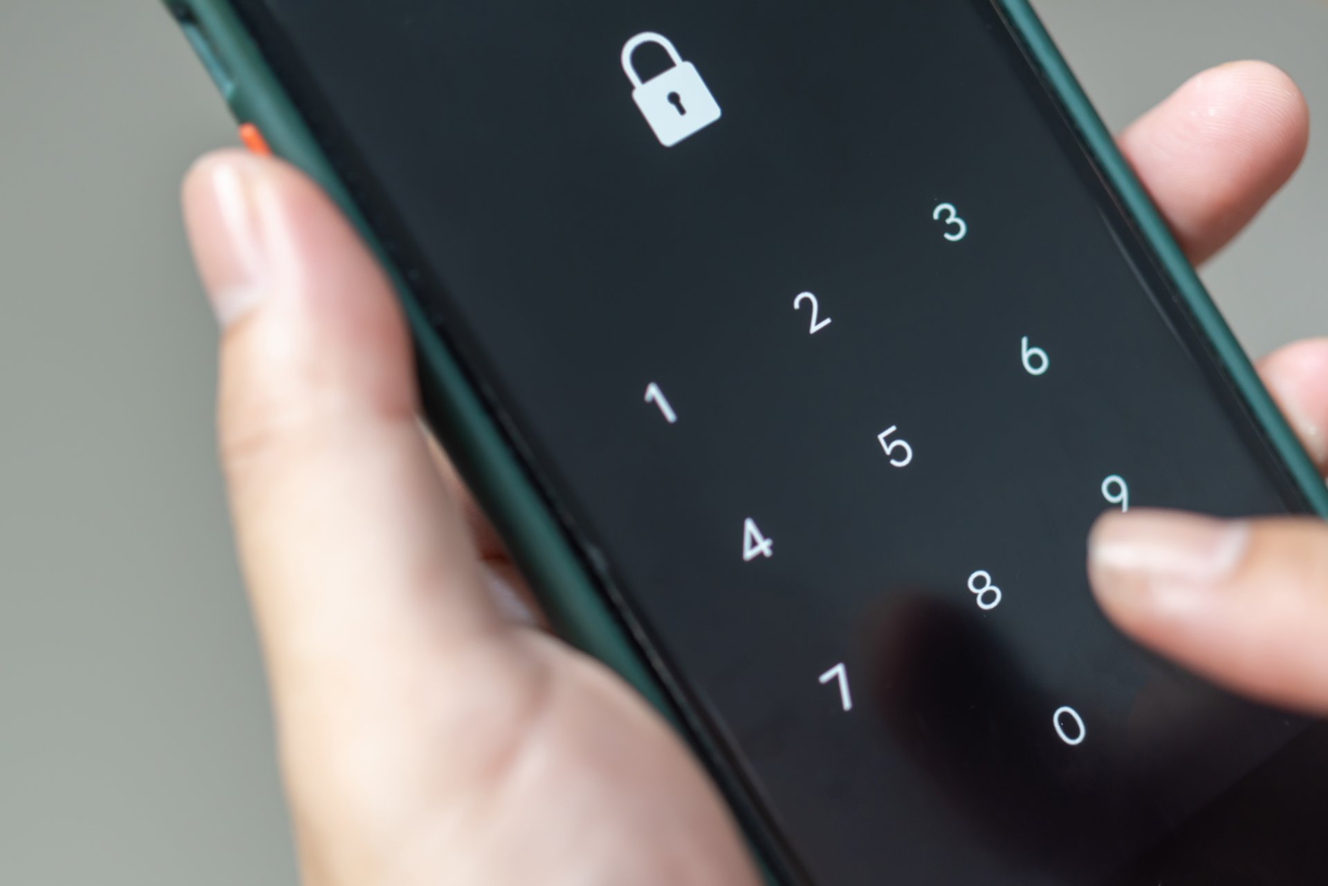Ilustrační foto – odemykání mobilního telefonu - Kybernetická bezpečnost a NIS2