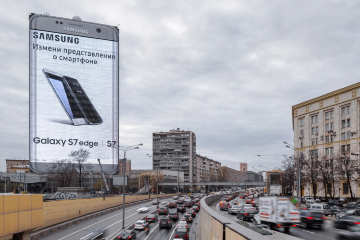 Obrovský telefon v Moskvě - Zprávy ze světa mobilních zařízení