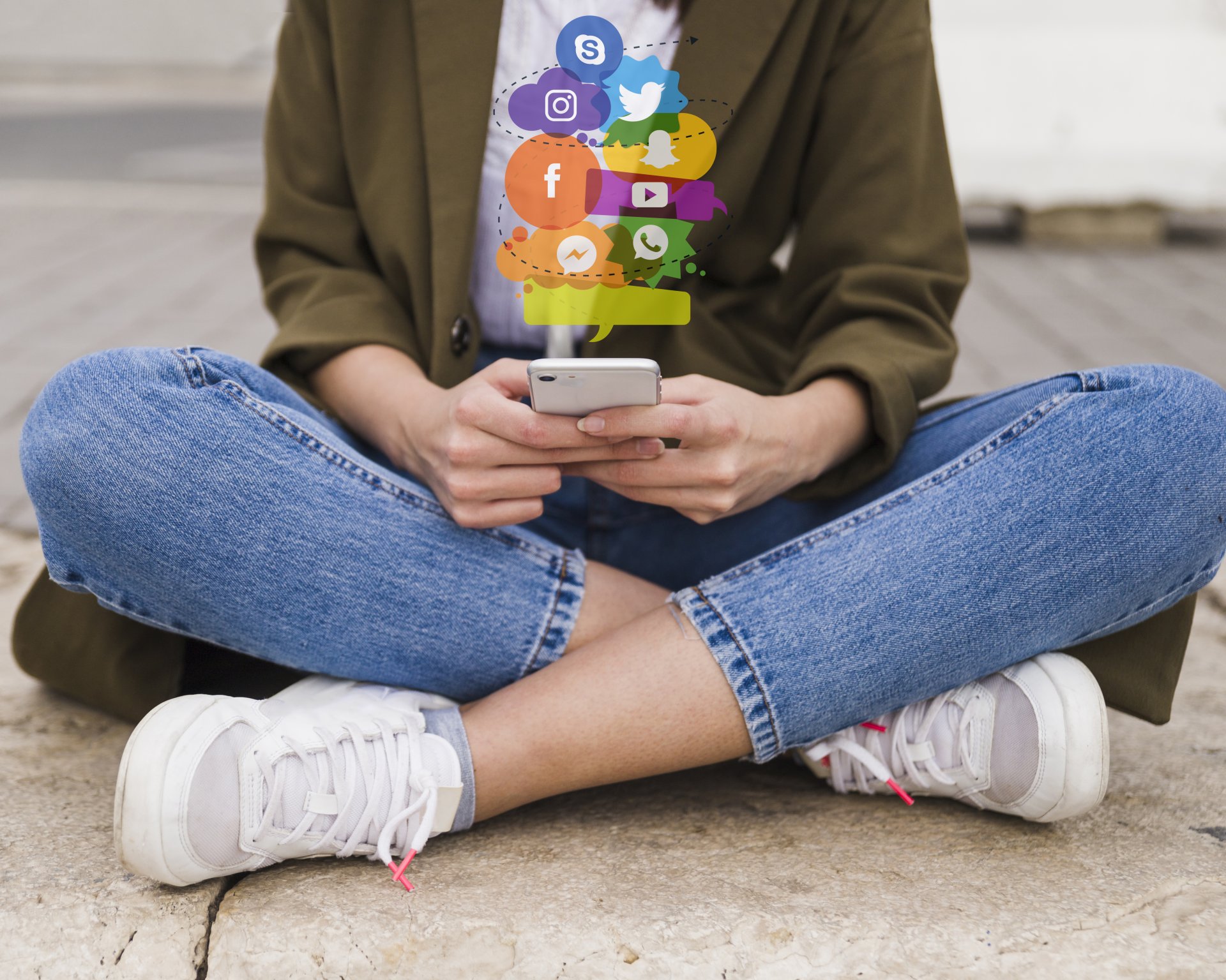 Ilustrační foto – postava s mobilem a ikony sociálních sítí - Kybernetická bezpečnost a NIS2